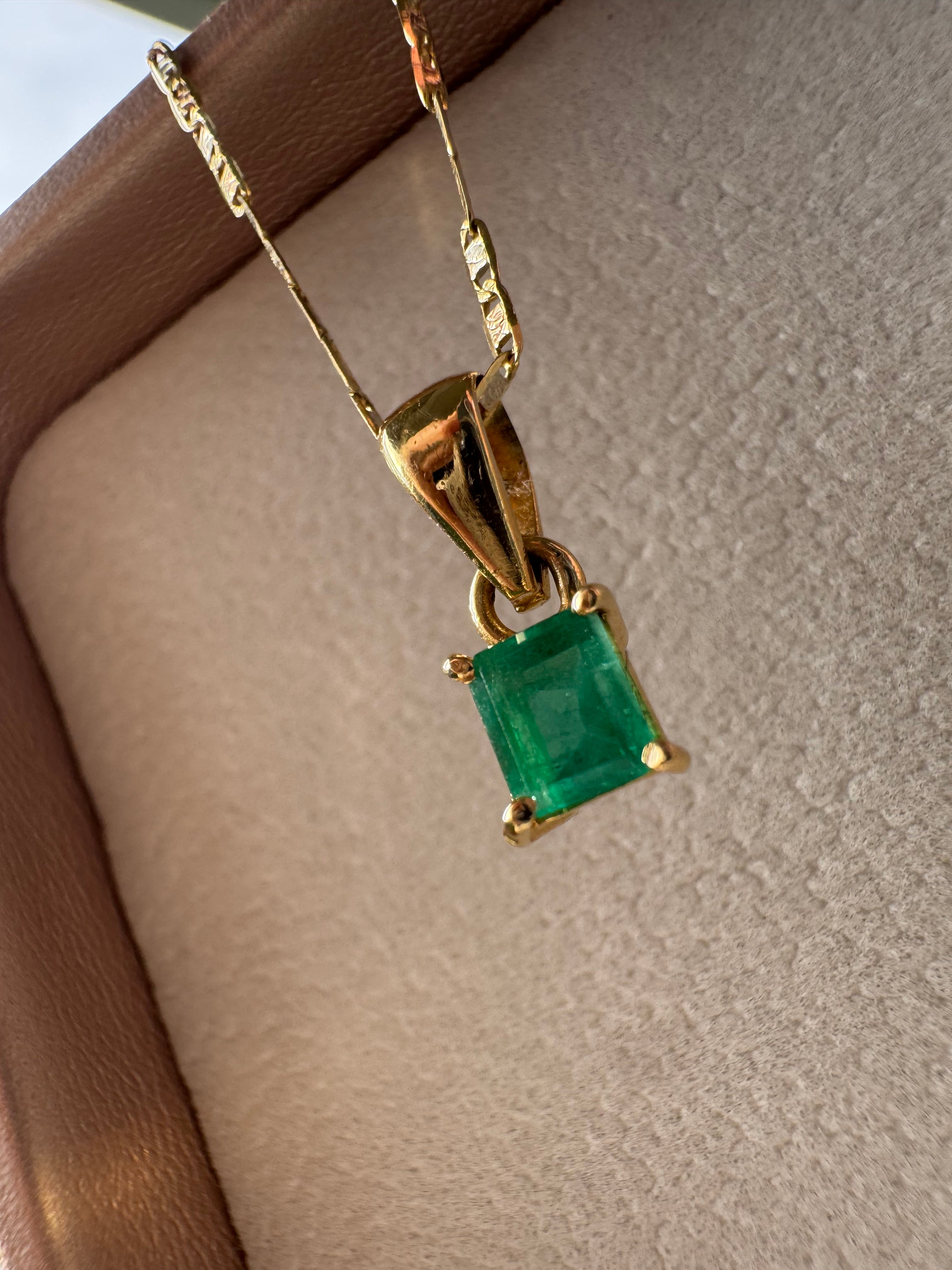 Dije Esmeralda oro 18k