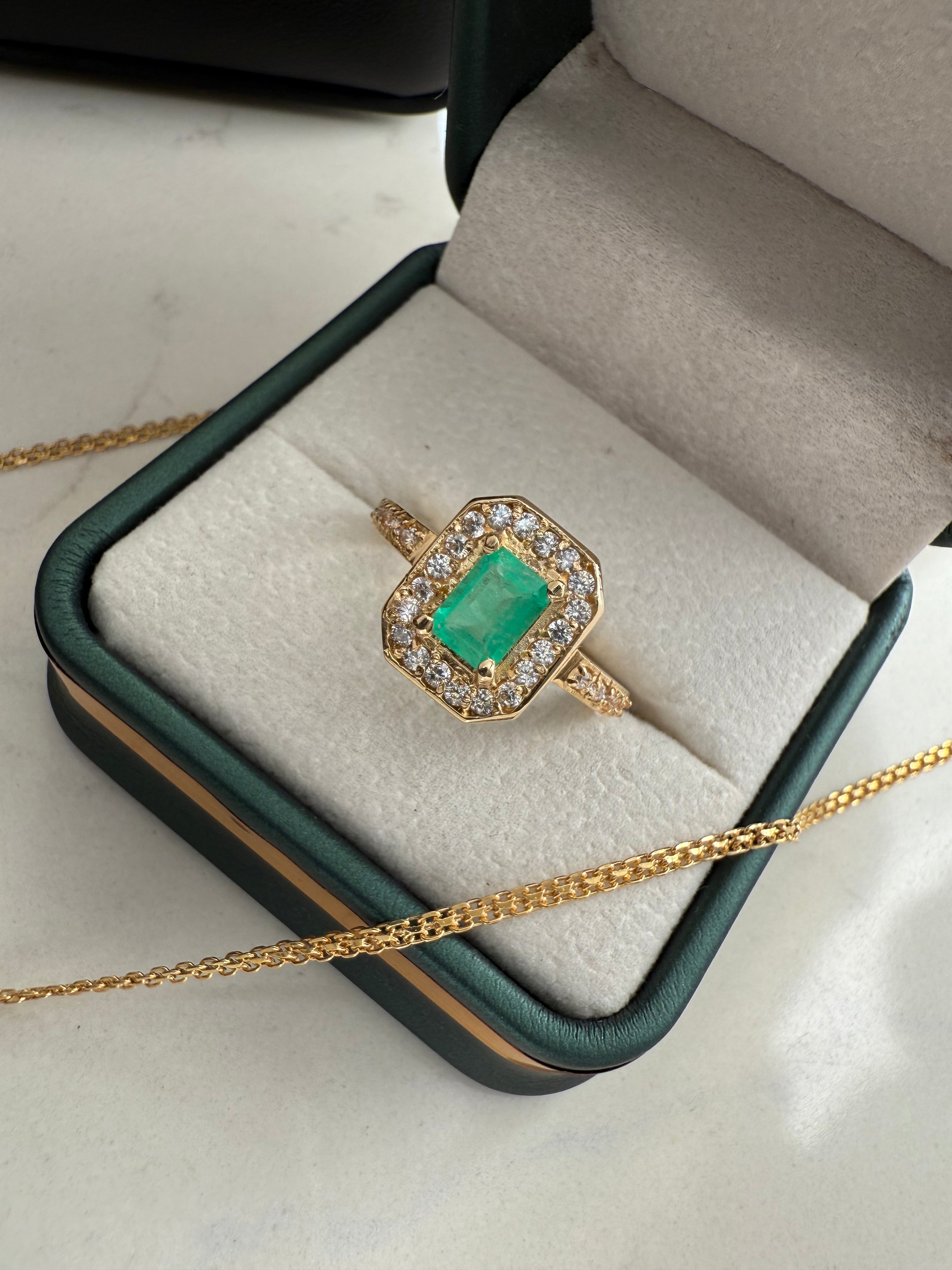 Anillo de oro 18k con Esmeralda tipo baguette