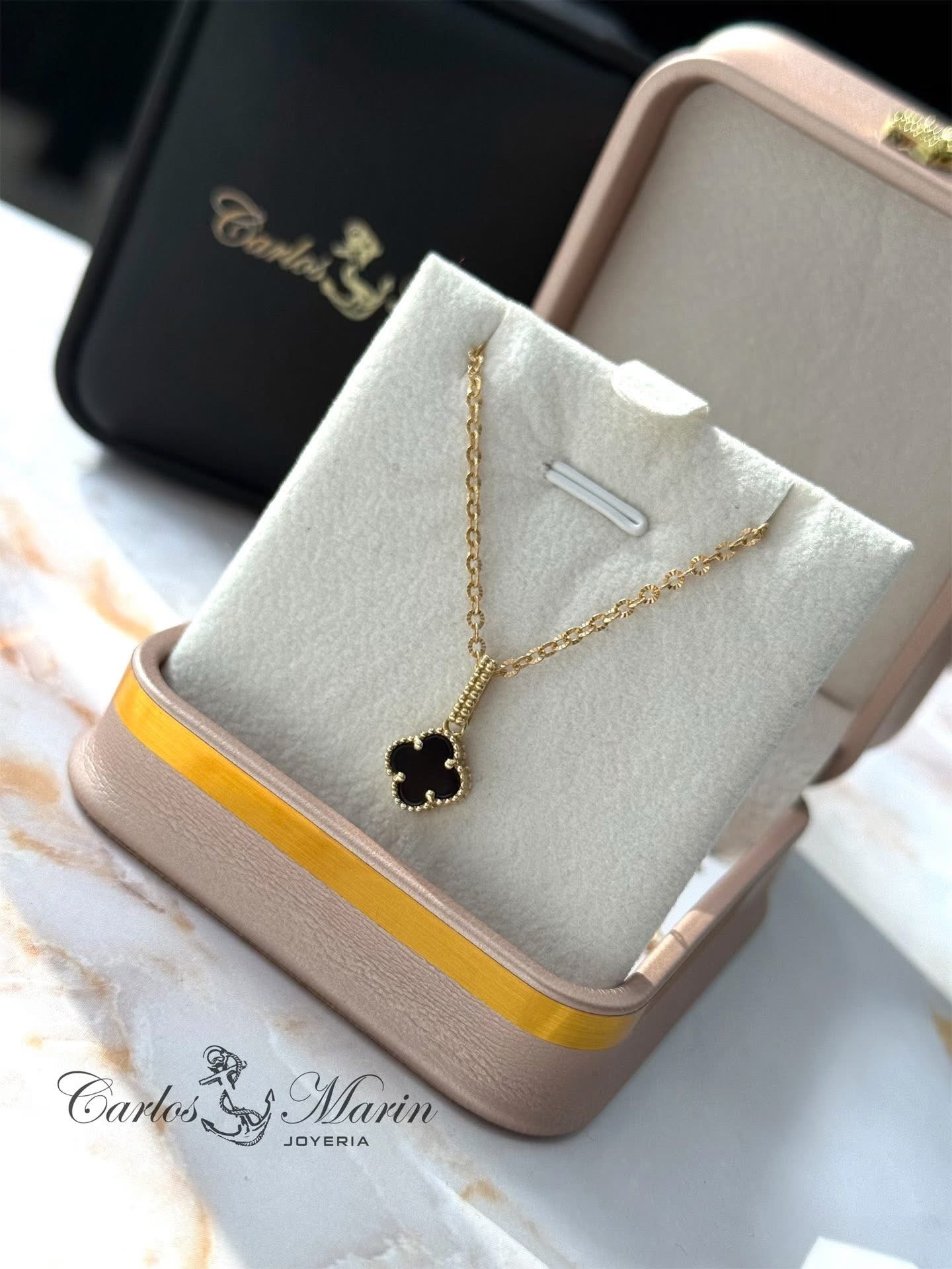 Dije Trébol negro oro 18k