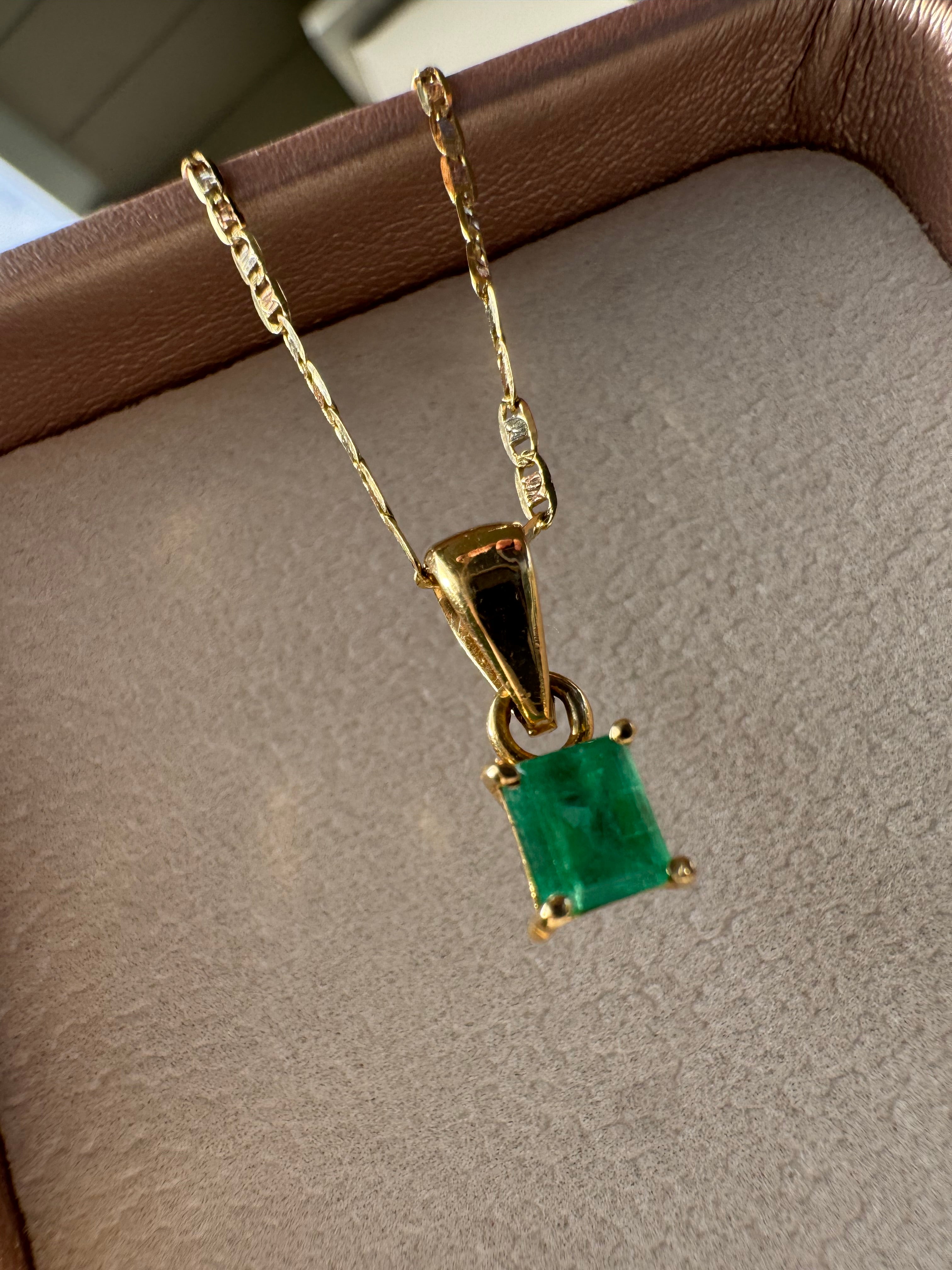 Dije Esmeralda oro 18k