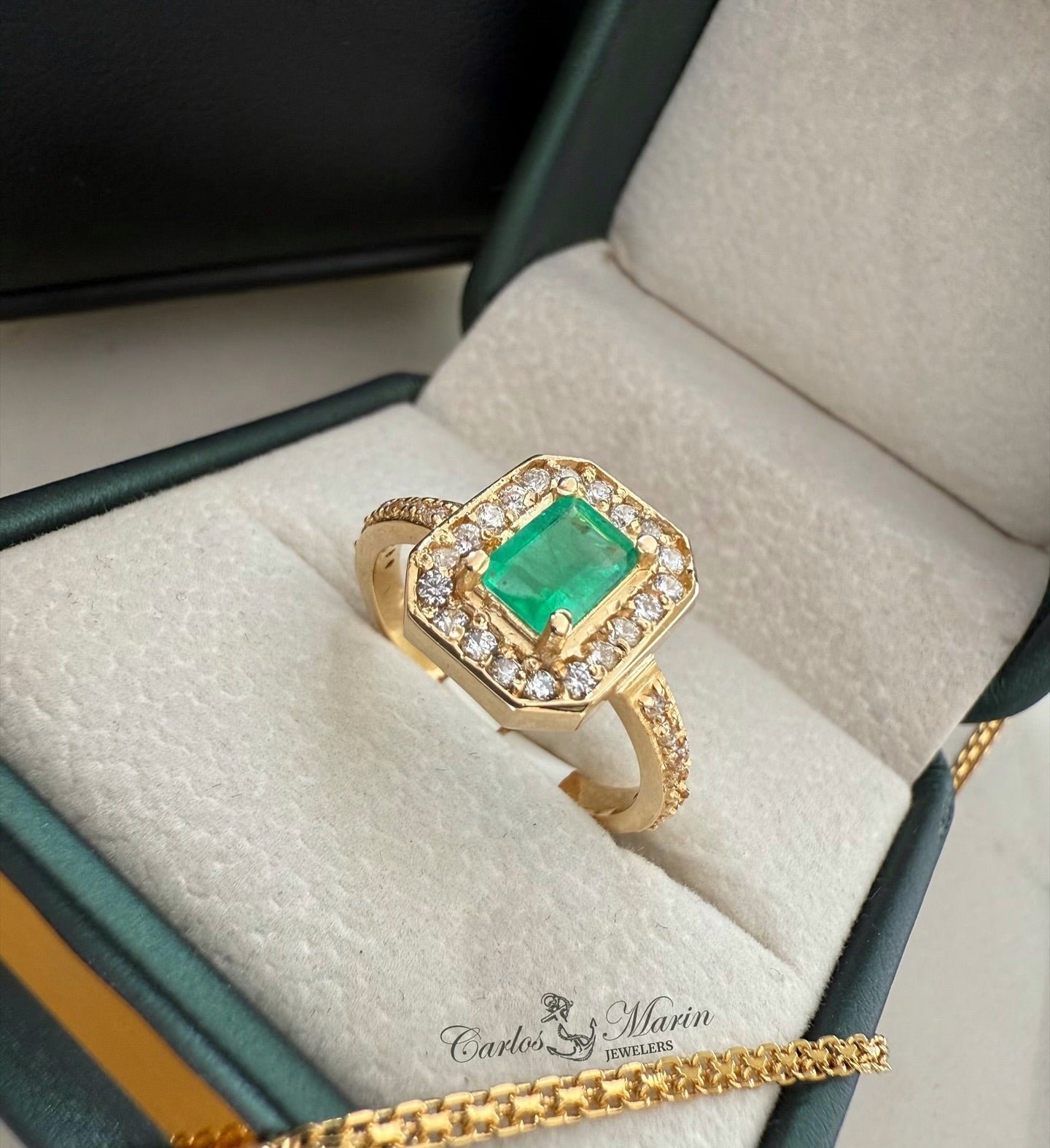 Anillo de oro 18k con Esmeralda tipo baguette
