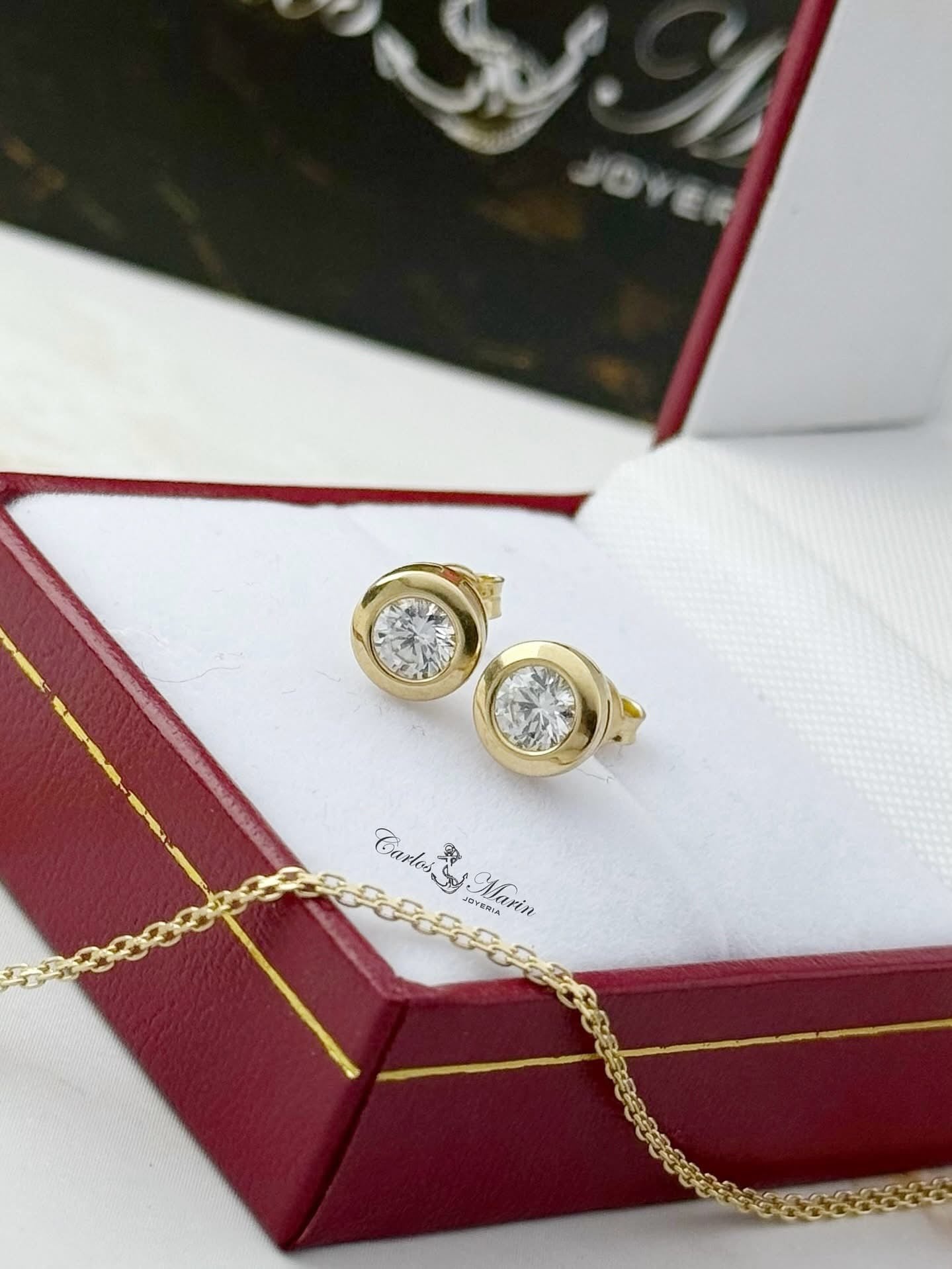 Aretes con circonia en oro 18k